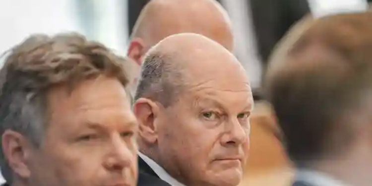 GJERMANI/ Shembet koalicioni qeverisës. Në janar votbesimi