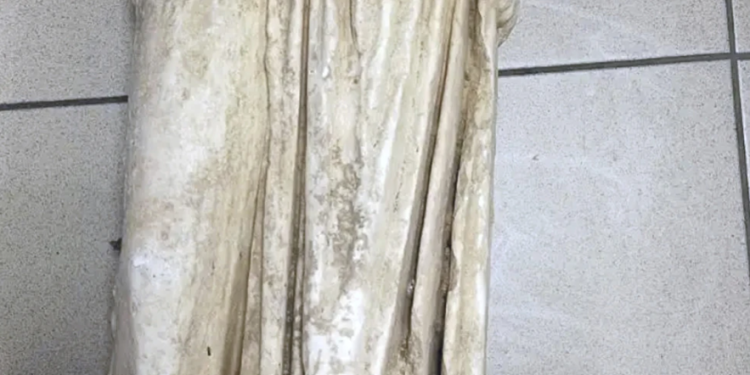 Greqi/ Gjendet një statujë 2 mijë vjeçare në një qese plehrash