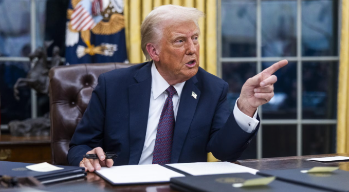 Urdhrat e parë ekzekutivë të Trumpit: nga falja e sulmuesve të Capitol Hill, deri te largimi nga OBSH