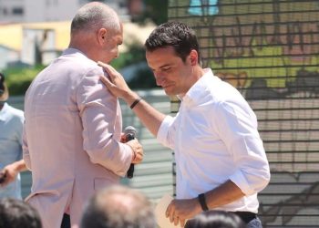 Veliaj ushtron pushtetin e tij si kryebashkak nga burgu. Komentohet si luftë e heshtur ndaj Ramës