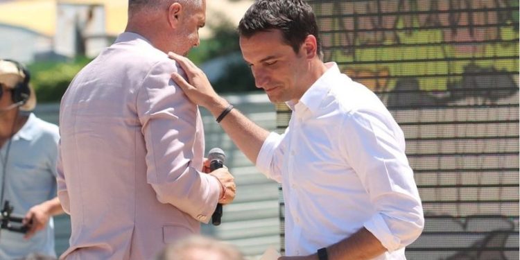 Veliaj ushtron pushtetin e tij si kryebashkak nga burgu. Komentohet si luftë e heshtur ndaj Ramës