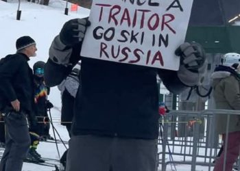 Protesta kundër trajtimit të Zelenskit në Dhomën Ovale. Protestuesit i prishin pushimet J.D.Vance-s