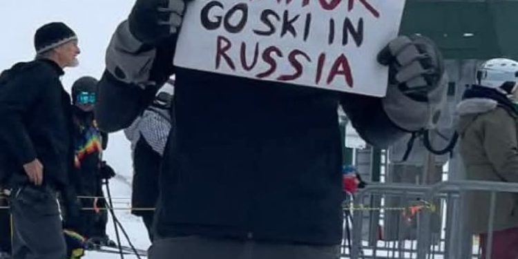 Protesta kundër trajtimit të Zelenskit në Dhomën Ovale. Protestuesit i prishin pushimet J.D.Vance-s