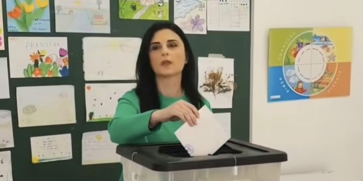 Shqiptarët votojnë sot për Parlamentin e ri. Zhvillohen sot zgjedhjet e aq diskutuara