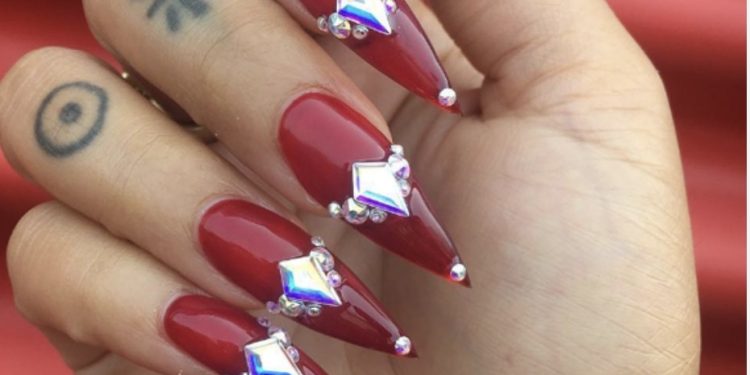 Manikyri xhel/ BE ndalon dy substanca: “Të dëmshme për riprodhimin njerëzor”