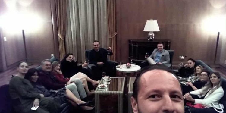“Banda e hajdutëve të Ballukut”/ Gazment Bardhi publikon fotot me stafin e ngushtë të drejtorave të MIE-s