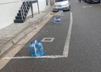 “Ndaloni menjëherë vendosjen e bidonave, karrigeve e arkave për zënien e vendparkimeve”/ Policia Bashkiake apel qytetarëve tiranas