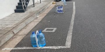 “Ndaloni menjëherë vendosjen e bidonave, karrigeve e arkave për zënien e vendparkimeve”/ Policia Bashkiake apel qytetarëve tiranas