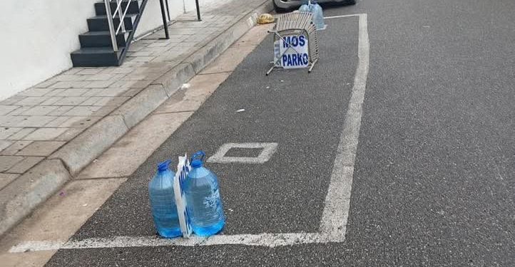 “Ndaloni menjëherë vendosjen e bidonave, karrigeve e arkave për zënien e vendparkimeve”/ Policia Bashkiake apel qytetarëve tiranas