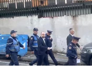 Mbërrijnë në GJKKO vartësot e Ballukut. Ajo vetë pritet në orën 9.00