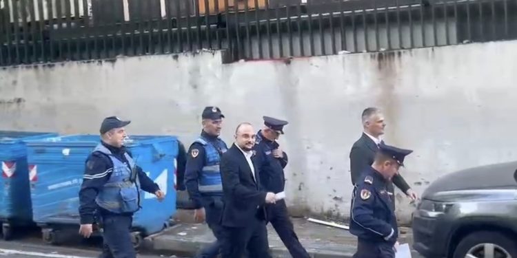 Mbërrijnë në GJKKO vartësit e Ballukut. Ajo vetë pritet në orën 9.00