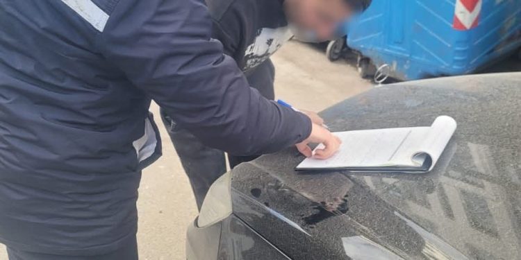 Kapet duke hedhur inerte tek koshat e mbetjeve urbane, gjobë 20.000 lekë nga policia