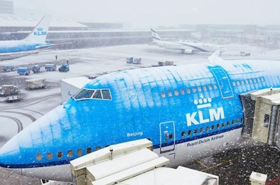 Amsterdam/  Dëbora anulon 800 fluturime, ndërprerje serioze edhe në rrjetin hekurudhor