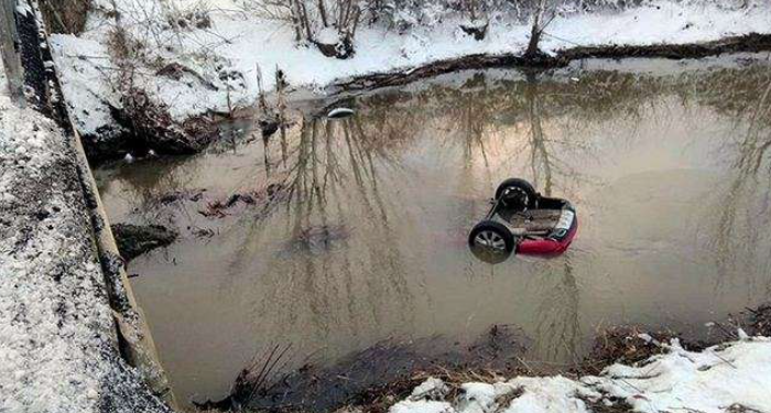Aksidenti në Klos/ Shoferi 24 vjeçar braktis makinën, pasagjerin 30 vjeçar e merr rrjedha e nuk gjendet