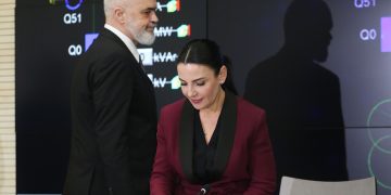 Rama lëshon Belinda Ballukun. Në vend të saj emëron Albana Koçiun