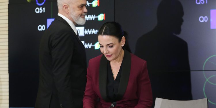 Rama lëshon Belinda Ballukun. Në vend të saj emëron Enea Karakaçin